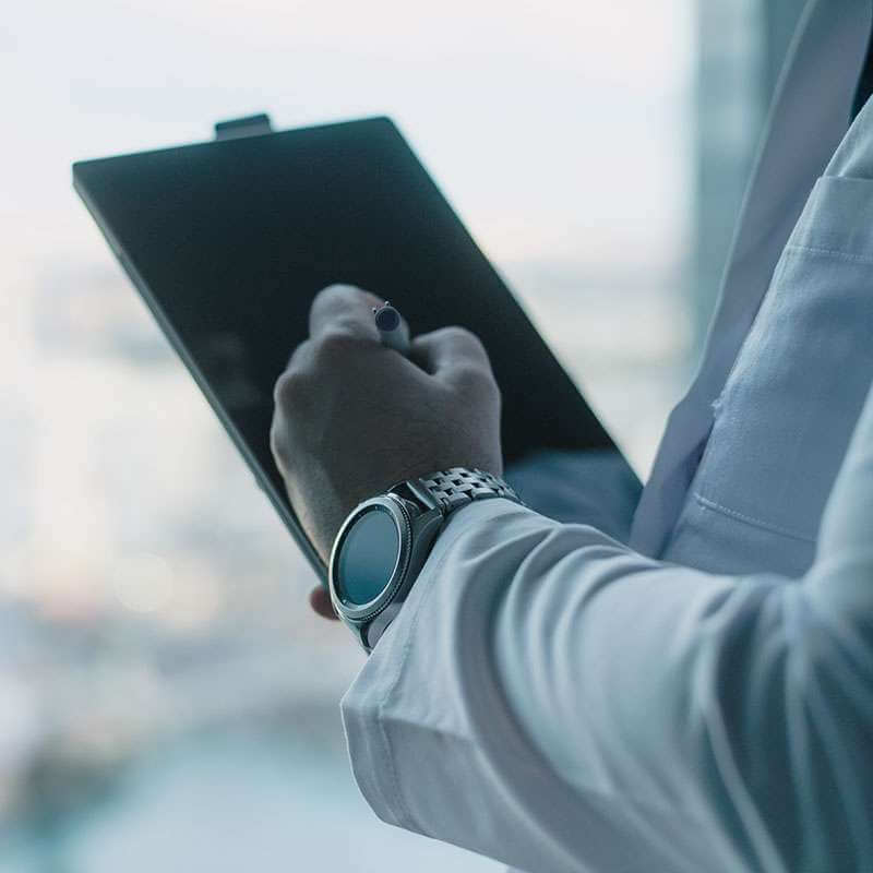 Un chirurgien expert, illustration de la formation des meilleurs chirurgiens du dos en France.